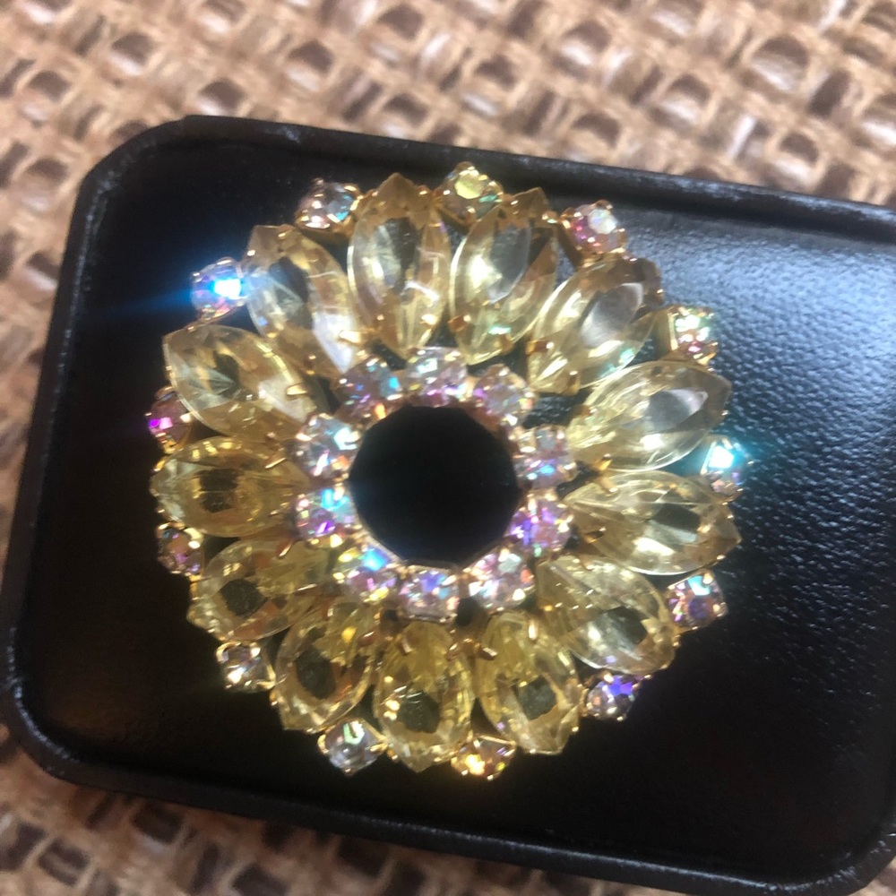 Vintage Gold Tone Rhinestone Brooch - Picture 9 of 9